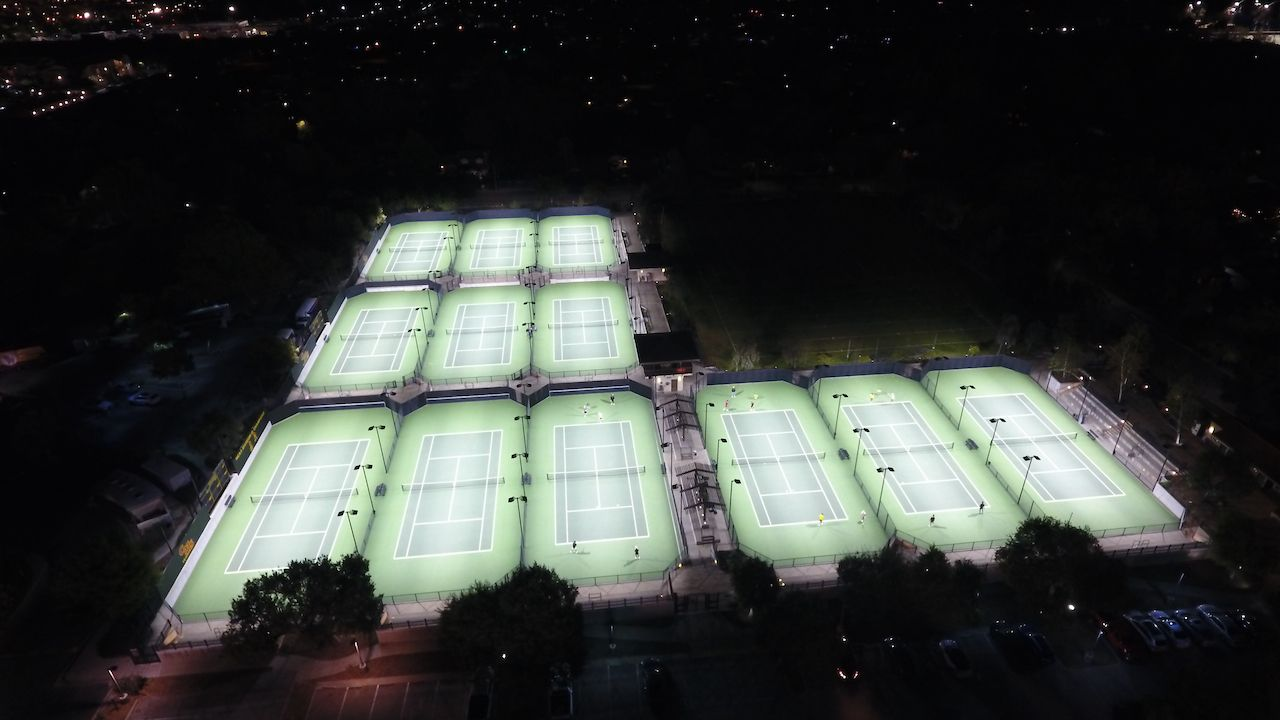 светодиодное освещение на открытом теннисном корте